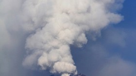 The snow-covered Popocatepetl volcano spews a cloud of steam high into the air, Puebla May 23, 2013