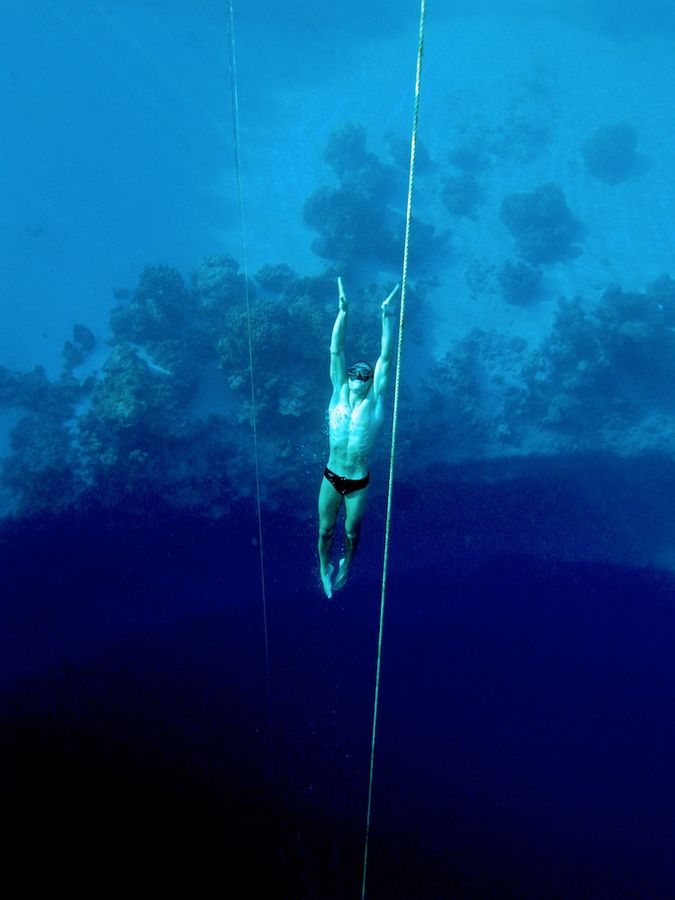 freediver-william-trubridge-plunges-407-feet-breaks-record-for-deepest