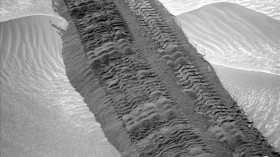 Curiosity Tracks in 'Hidden Valley' on Mars