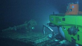 Pisces V submersible at the deck of the I-400 submarine 