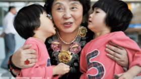 Sheng Hailin, now 63, and her twin daughters are pictured. 