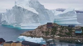 A huge glacier that came to the village of Greenland