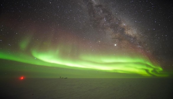 Polar Light Above the South Pole (IMAGE)