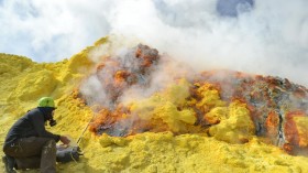 Scientists quantify global volcanic CO2 venting; estimate total carbon on Earth