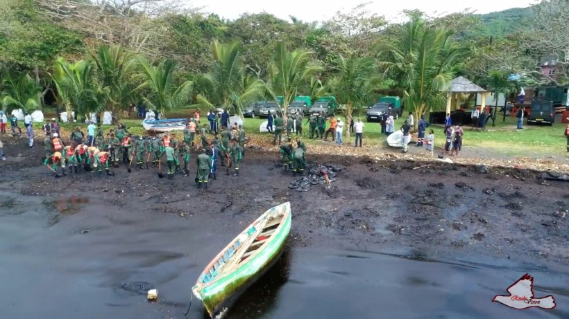 Mauritius Citizens and Groups Try to Contain Oil Spill and Protect Coastline and Mahebourg Lagoon