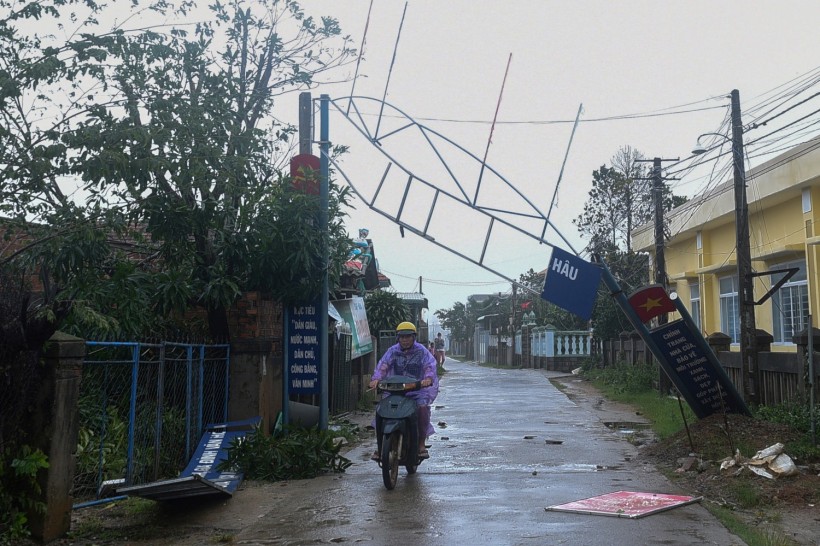 Typhoon Molave in  Philippines and Vietnam: 24 Dead, Dozens Missing