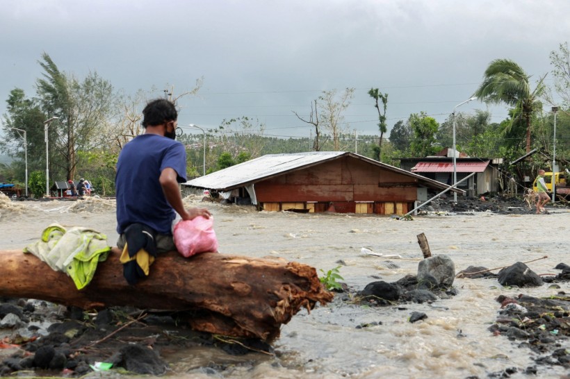Supertyphoon Goni Blasts Philippines,  Kills at Least 10 and 3 Missing 