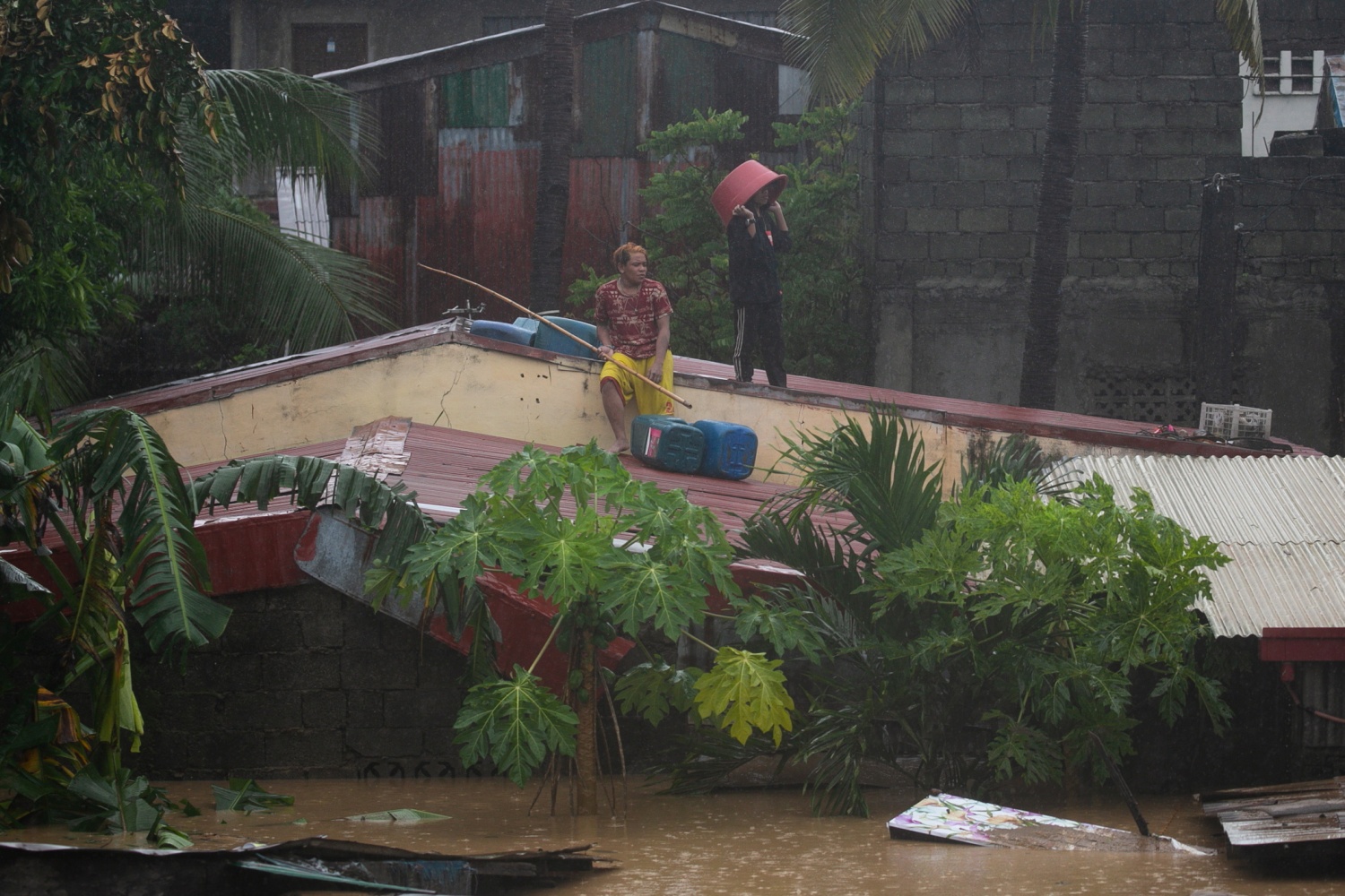 Philippines: Typhoon Ulysses (Vamco) Brings Hours Of Heavy Rains And ...