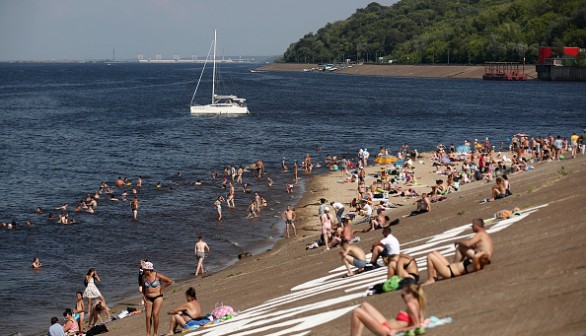 People Cooling off at the beach due to the heat wave