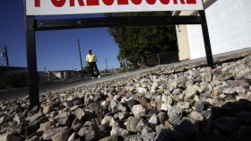 Realtor Mac McCollum stands in front of a foreclosed home in Bullhead City, Arizona, November 4, 2009. REUTERS/Lucy Nicholson