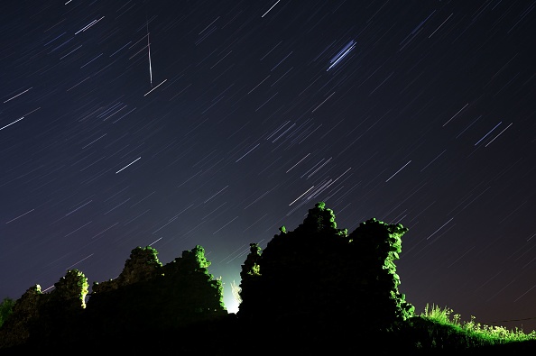 La meteora Perseide attraversa il cielo notturno e le tracce delle stelle