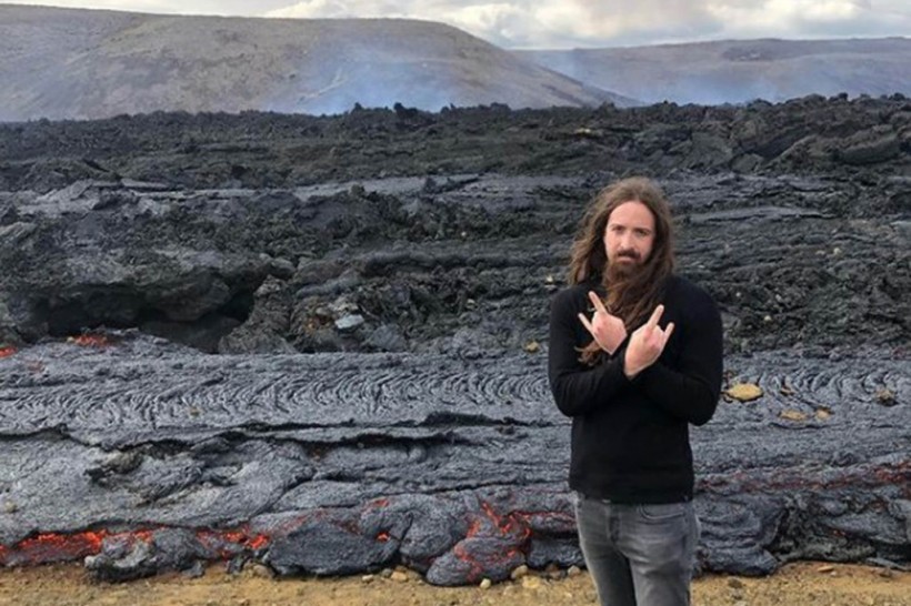 American Tourists Criticized for Taking Risky Selfies at an Active Volcano in Iceland
