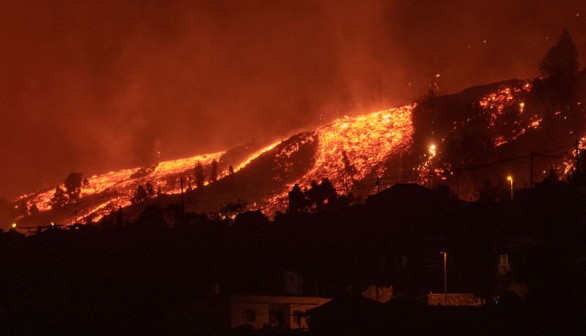 Mount Cumbre Vieja erupts in El Paso