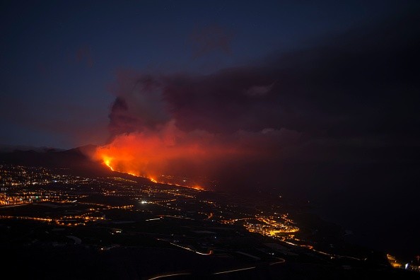  Cumbre Vieja volcano spewing lava, ash and smoke