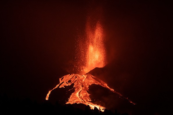 Lava flows after the collapse of a part of the cone of the Cumbre Vieja Volcano
