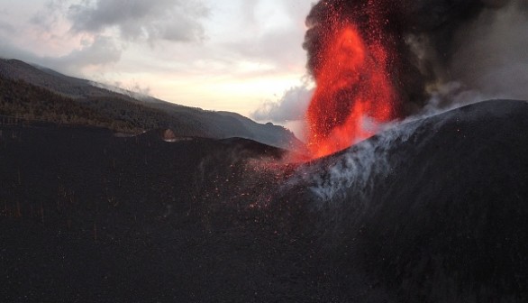 Cumbre Vieja volcano spewing lava, ash and smoke, in Los Llanos de Aridane on the Canary Island of La Palma