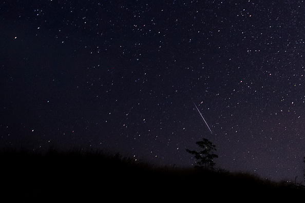  Ένας μετεωρίτης διαπερνά τον νυχτερινό ουρανό