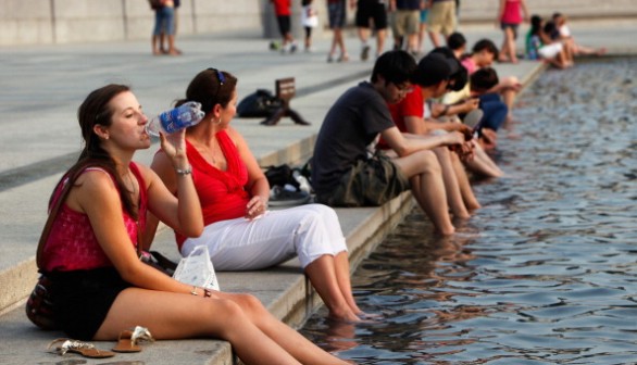 People refreshing themselves because of excessive heat