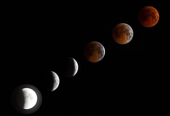 'Blood moon' total lunar eclipse