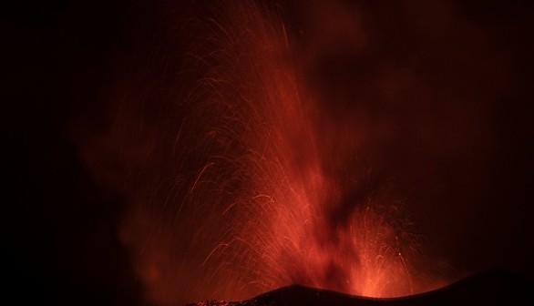  Cumbre Vieja volcano spews lava on the Canary island of La Palma, Spain 
