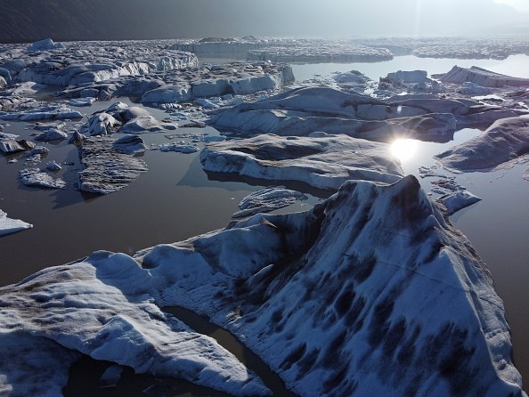 Le recul du glacier Heinabergsjokull se trouve dans un lac d'eau de fonte du glacier 