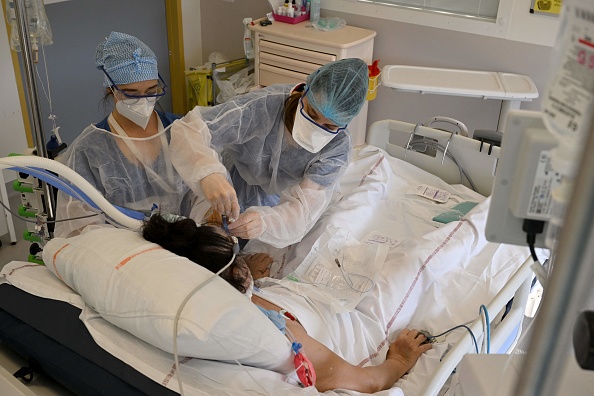 Nurses take care of a patient infected with the Covid-19