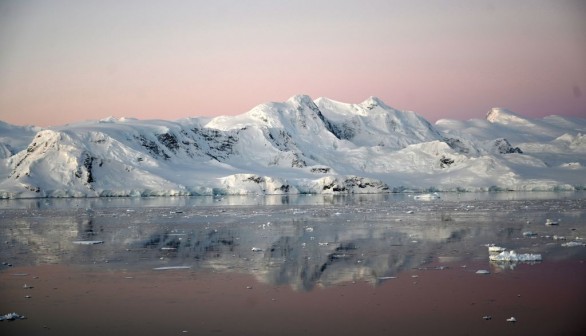 TOPSHOT-UN-CLIMATE-TOURISM-TRANSPORT-SEA-ANTARCTICA