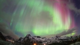 NORWAY-EXTREM-SURFING-ARCTIC-AURORA BOREALIS