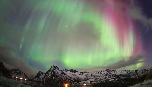 NORWAY-EXTREM-SURFING-ARCTIC-AURORA BOREALIS