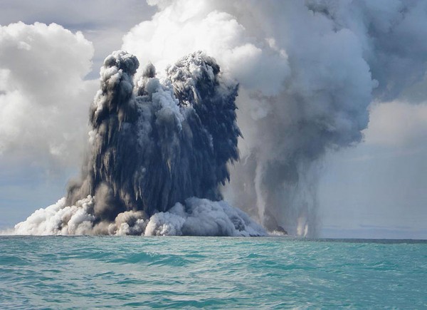 Volcán submarino entra en erupción en Tonga