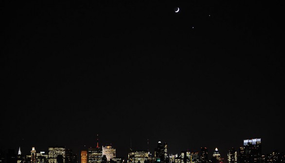 A crecent moon (L) and the planets Venus