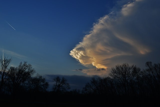 Jets (left) flying around a supercell.