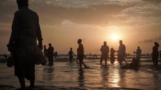 Karachi Residents Enjoy An Evening At The Beach