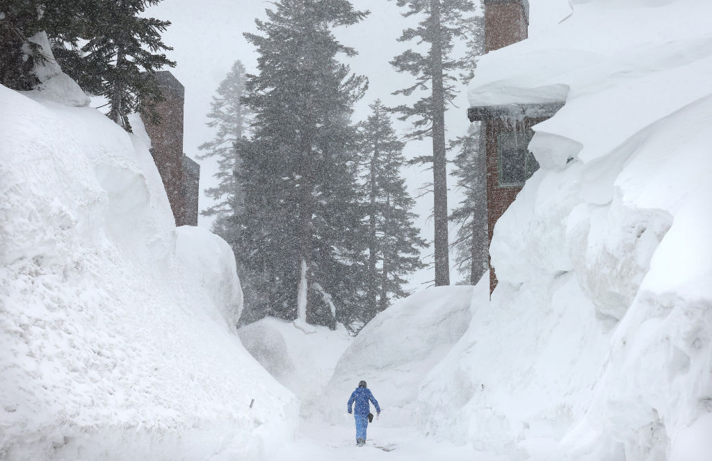 Snowfall of up to 4 Feet in Parts of California, Flash Flooding and