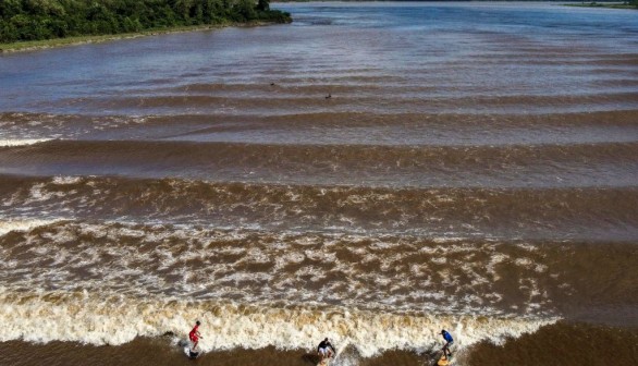 SURFING-BRAZIL-AMAZON-RIVER-WAVE-POROROCA