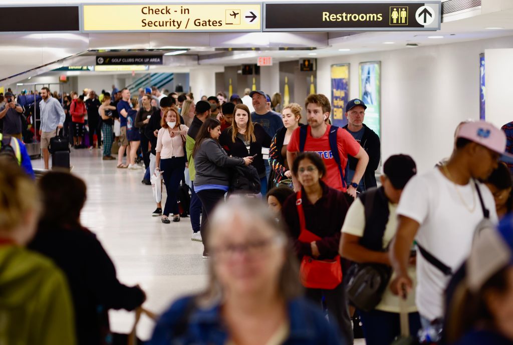 us-travel-disruptions-over-7-000-flights-cancelled-or-delayed-due-to