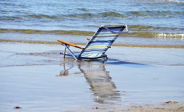 Meteotsunami Pulls Beach Chairs to Florida Shorelines
