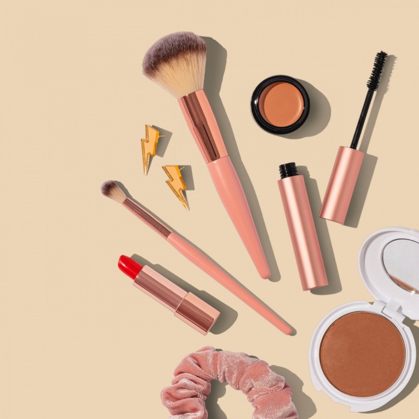 Enhancing Beauty Responsibly: The Environmental Impact of Natural Ingredients in Cosmetics Like Thrive Mascara