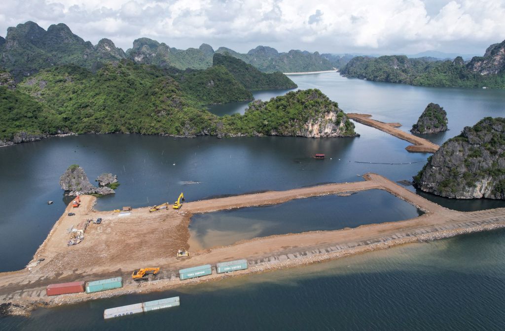 Vietnam's Ha Long Bay losing its hue