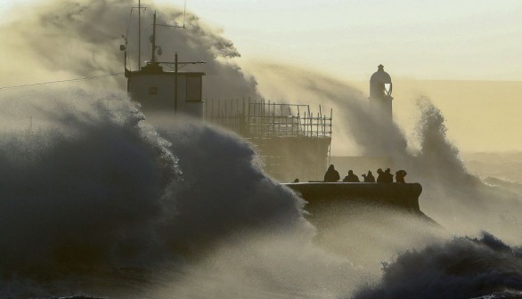 TOPSHOT-BRITAIN-WEATHER-STORM