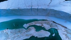 CORRECTION / GREENLAND-ENVIRONMENT-CLIMATE CHANGE-ICEBERGS