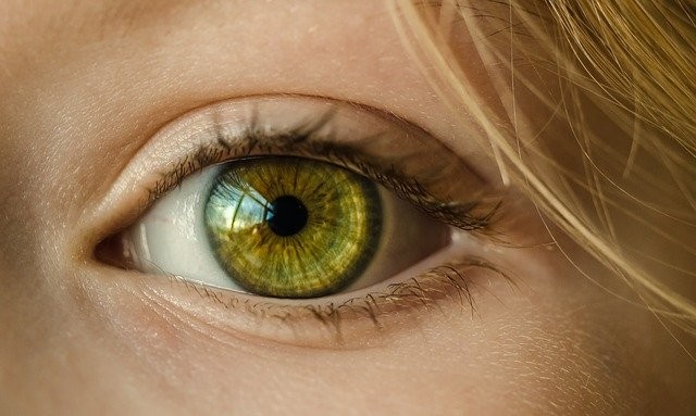 How to Keep Your Eyes Healthy While Wearing Contacts 