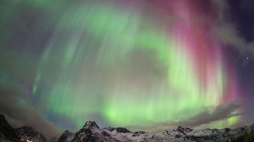 NORWAY-EXTREM-SURFING-ARCTIC-AURORA BOREALIS