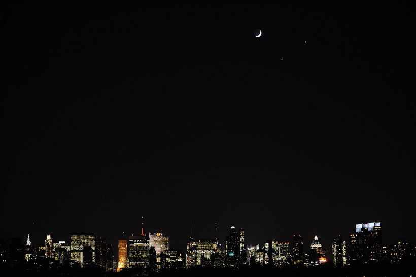 A crecent moon (L) and the planets Venus